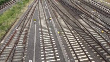 Kuzey Almanya 'daki bir istasyonda tren raylarındaki hareketsiz ve durgun trenlerin görüntüsü.