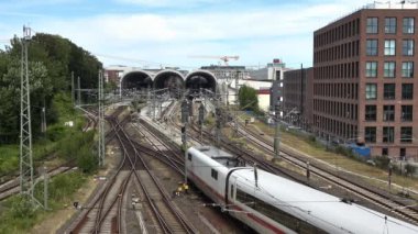 Kuzey Almanya 'daki bir istasyonda tren raylarındaki hareketsiz ve durgun trenlerin görüntüsü.