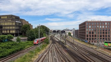 Kiel, Almanya - 23 Haziran 2024: Kiel istasyonunun önündeki raylarda bölgesel demiryolu operasyonu