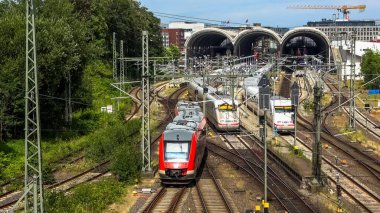 Kiel, Almanya - 23 Haziran 2024: Kiel istasyonunun önündeki raylarda bölgesel demiryolu operasyonu