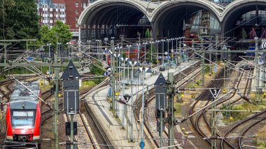 Kiel, Almanya - 23 Haziran 2024: Kiel istasyonunun önündeki raylarda bölgesel demiryolu operasyonu