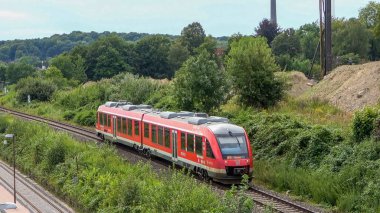 Kiel, Almanya - 23 Haziran 2024: Kiel istasyonunun önündeki raylarda bölgesel demiryolu operasyonu
