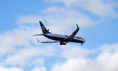 Tenerife, İspanya - 24. Haziran 2024: Bir Ryanair yolcu uçağı Tenerife 'ye indi