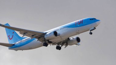 Tenerife, İspanya - 24. Haziran 2024: Tenerife 'ye inen bir Tui yolcu uçağı