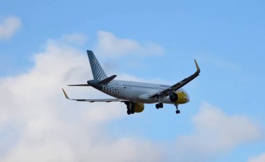 Tenerife, İspanya - 24. Haziran 2024: Bir Vueling yolcu uçağı Tenerife 'ye indi