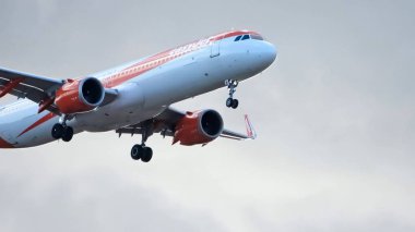 Tenerife, İspanya - 24. Haziran 2024: Bir EasyJet yolcu uçağı Tenerife 'ye indi