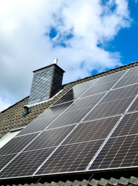 Güneş panelleri bir konutun çatısında temiz enerji üretiyor.