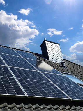 Güneş panelleri bir konutun çatısında temiz enerji üretiyor.