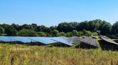 Kuzey Avrupa 'daki büyük bir parkta güneş modülleriyle temiz enerji üretiyor..