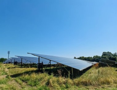 Kuzey Avrupa 'daki büyük bir parkta güneş modülleriyle temiz enerji üretiyor..