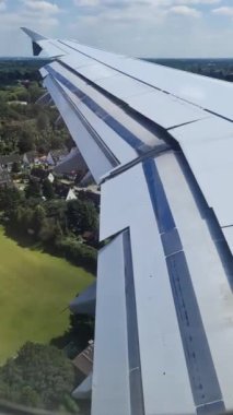 Almanya 'daki Hamburg Havaalanı' na inen bir uçağın kanat görüntüsü.