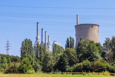 Hamm, Almanya - 30 Temmuz 2024: Hamm Uetrop 'taki soğutma kuleleri ve binalarıyla nükleer santral manzarası