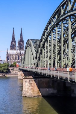Köln, Almanya - 30. Temmuz 2024: Köln 'deki Hohenzollern Köprüsü binlerce renkli aşk kilitleriyle
