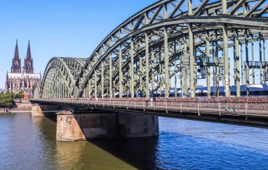 Köln, Almanya - 30. Temmuz 2024: Köln 'deki Hohenzollern Köprüsü binlerce renkli aşk kilitleriyle