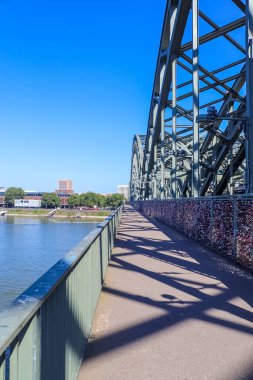 Köln, Almanya - 30. Temmuz 2024: Köln 'deki Hohenzollern Köprüsü binlerce renkli aşk kilitleriyle
