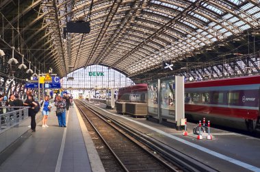 Köln, Almanya - 30. Temmuz 2024: Trenler ve yolcularla Köln Merkez İstasyonu 'nun iç manzarası