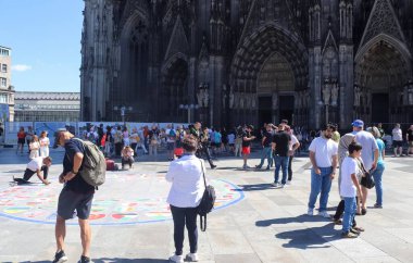 Köln, Almanya - 30 Temmuz 2024: Köln Katedrali önündeki Domplatte