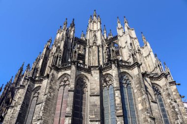 Köln, Almanya - 30 Temmuz 2024: İki kulesi ve Gotik mimarisi ile ünlü Köln Katedrali 'nin dış görünüşü