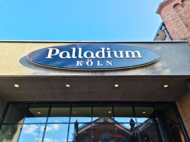 Köln, Almanya - 24 Temmuz 2024: Köln 'deki Palladium konser salonunun giriş alanının üzerindeki logo