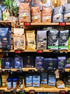 Kiel, Almanya - 08 Ağustos 2024: Tchibo marka kahve çekirdekleri satılık