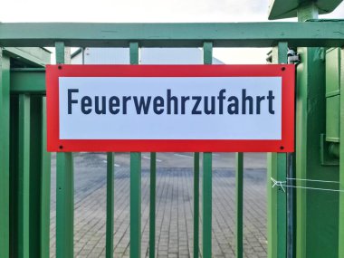 Köln, Almanya - 08 Ağustos 2024: Garaj yolunda Almanca itfaiye şeridi anlamına gelen bir tabela