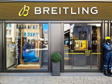 Köln, Almanya - 08 Ağustos 2024: Breitling 'de lüks bir saat dükkanının girişi.