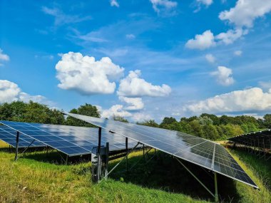 Kuzey Avrupa 'daki büyük bir parkta güneş modülleriyle temiz enerji üretiyor..