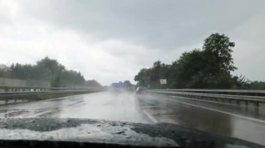 Köln, Almanya - 28 Temmuz 2024: Yoğun trafikte Köln 'e doğru A1 karayolunda şiddetli yağmur yağdı