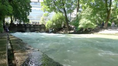 Münih, Almanya - 28 Temmuz 2024: Münih 'teki Isar nehrinin Eisbach dalgasında sörfçü