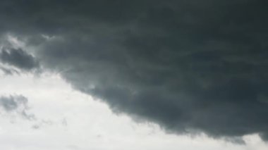 Şiddetli bir fırtına yaklaşıyor. Kara bulutlar, dolu ve yağmur yağıyor..