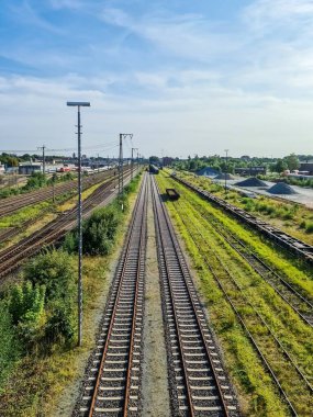 Birkaç vagon ve sayısız kaplamalı bir nakliye istasyonunun izlerinin görüntüsü