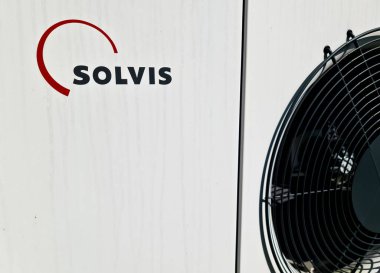 Kiel, Almanya - 02. Eylül 2024: Solvis ısı pompası bir yerleşim yerinin dış bölgesinde güneş enerjisiyle ısı üretiyor