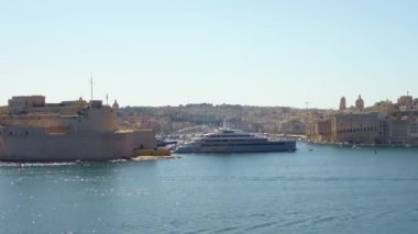 Malta, Valetta - 3. Ekim 2024: Malta 'da Valetta' nın tarihi limanının birkaç büyük yatı demirli görüntüsü