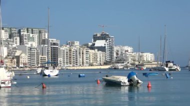 Malta, Valetta - 3. Ekim 2024: Malta 'da Valetta' nın tarihi limanının birkaç büyük yatı demirli görüntüsü