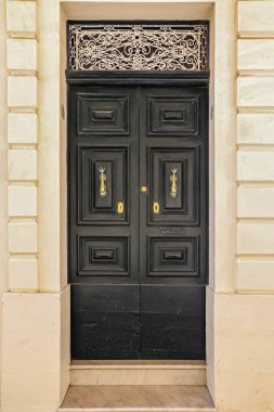 İtalya 'nın tarihi bir kasabasında Akdeniz' de eski bir ahşap kapı.