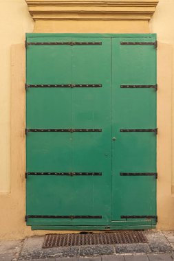 İtalya 'nın tarihi bir kasabasında Akdeniz' de eski ahşap bir kapı.