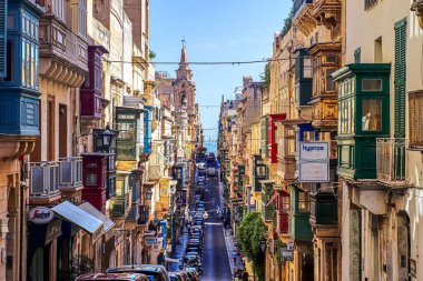 Valletta, Malta 03 Ekim 2024: Malta 'daki tarihi eski bir kentte Akdeniz geçidi manzarası