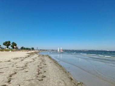 Scharbeutz yakınlarındaki Baltık Denizi 'nin güzel kumsalında