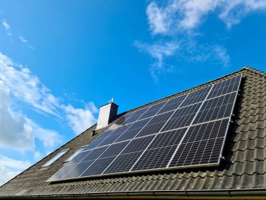 Güneş panelleri bir konutun çatısında temiz enerji üretiyor.