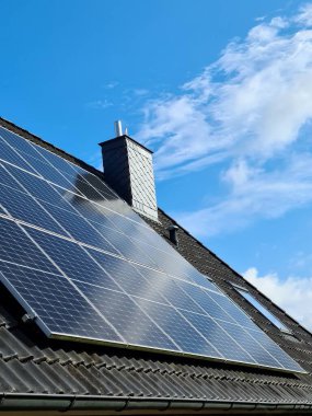 Güneş panelleri bir konutun çatısında temiz enerji üretiyor.