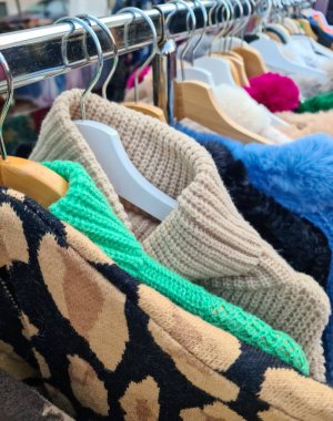 Kumaş pazarında bulunan kumaş ve kumaş örneklerine farklı renklerde yakından bakmak.