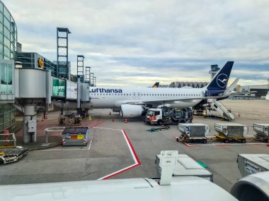 Frankfurt, Almanya - 29. Eylül 2024: Frankfurt Havaalanı 'nda yüklü büyük bir Lufthansa yolcu uçağı