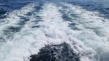 Akdeniz 'deki bir teknenin arkasındaki çalkantılı su son sürat giden güçlü tekne motorundan kaynaklanıyor..