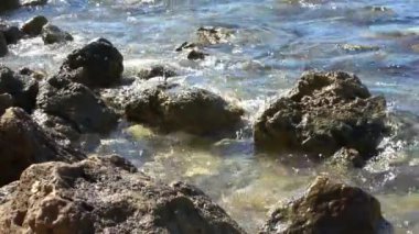 Akdeniz 'in yumuşak dalgaları Malta' nın kayalık kıyılarıyla buluşur..