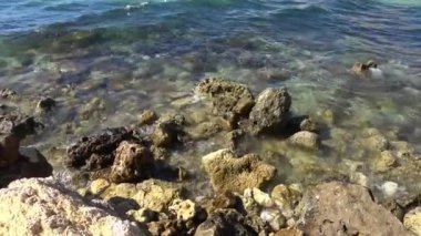 Akdeniz 'in yumuşak dalgaları Malta' nın kayalık kıyılarıyla buluşur..