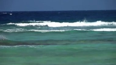 Turkuaz Hint Okyanusu 'nun dalgaları kıyıya doğru akıyor..