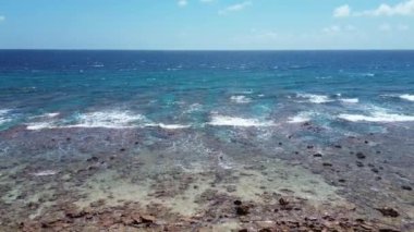 Maldivler 'deki resiflerdeki turkuaz okyanusun insansız hava aracı görüntüsü..