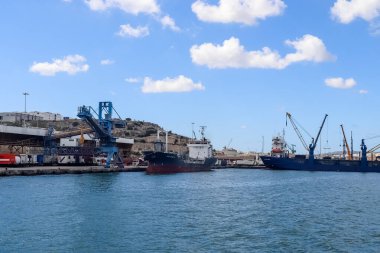 Valletta, Malta: 01. Ekim 2024: Malta 'daki Valletta sanayi limanındaki gemi ve vinçler