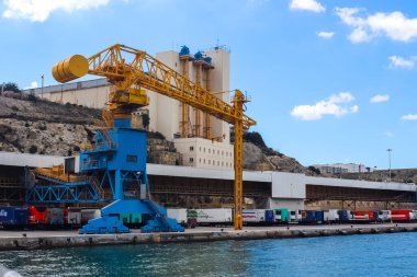 Valletta, Malta: 01. Ekim 2024: Malta 'daki Valletta sanayi limanındaki gemi ve vinçler