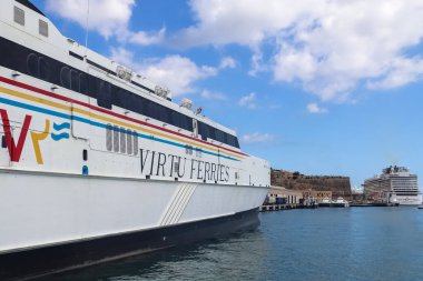 Valletta, Malta: 01. Ekim 2024: Malta 'nın Valletta limanında büyük bir Virtu feribotu